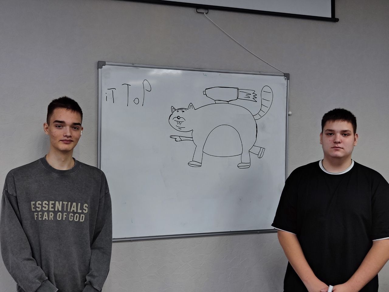 Совместное творчество студентов на перемене